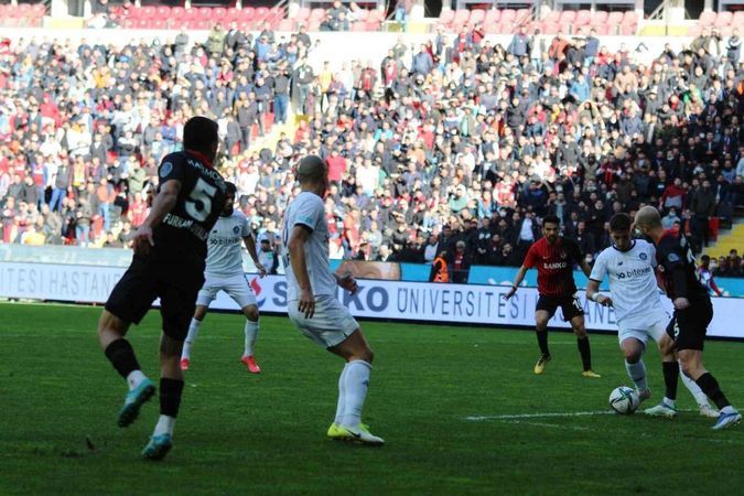 Foto Haber... Gaziantep FK 0-3 Adana Demirspor...Adana Demirspor 2. penaltısını kaçırdı...Adana Demirspor 3-0 Öne Geçti...Maç Sonucu: Gaziantep FK 0-3 Adana Demirspor